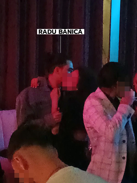 Radu Ștefan Bănică îi șoptește ceva brunetei