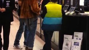 Alina Chivulescu este o mama chibzuita! Fiul vrea o tableta, iar ea ii cumpara rabdarea cu un bilet la film!