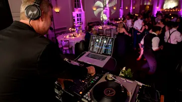 Câți bani ajungi să plătești la o nuntă doar pentru DJ, sonorizare și lumini