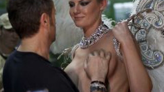Madalina, noua blonda a lui Bote? Vezi aici cum o pipaie pe sani in Gradina Botanica