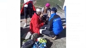 La un pas de tragedie! Un bărbat a căzut de pe o stâncă în Bucegi. VIDEO