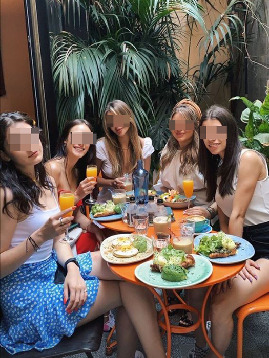 Antonia, alături de prietenele sale (Foto: Instagram)