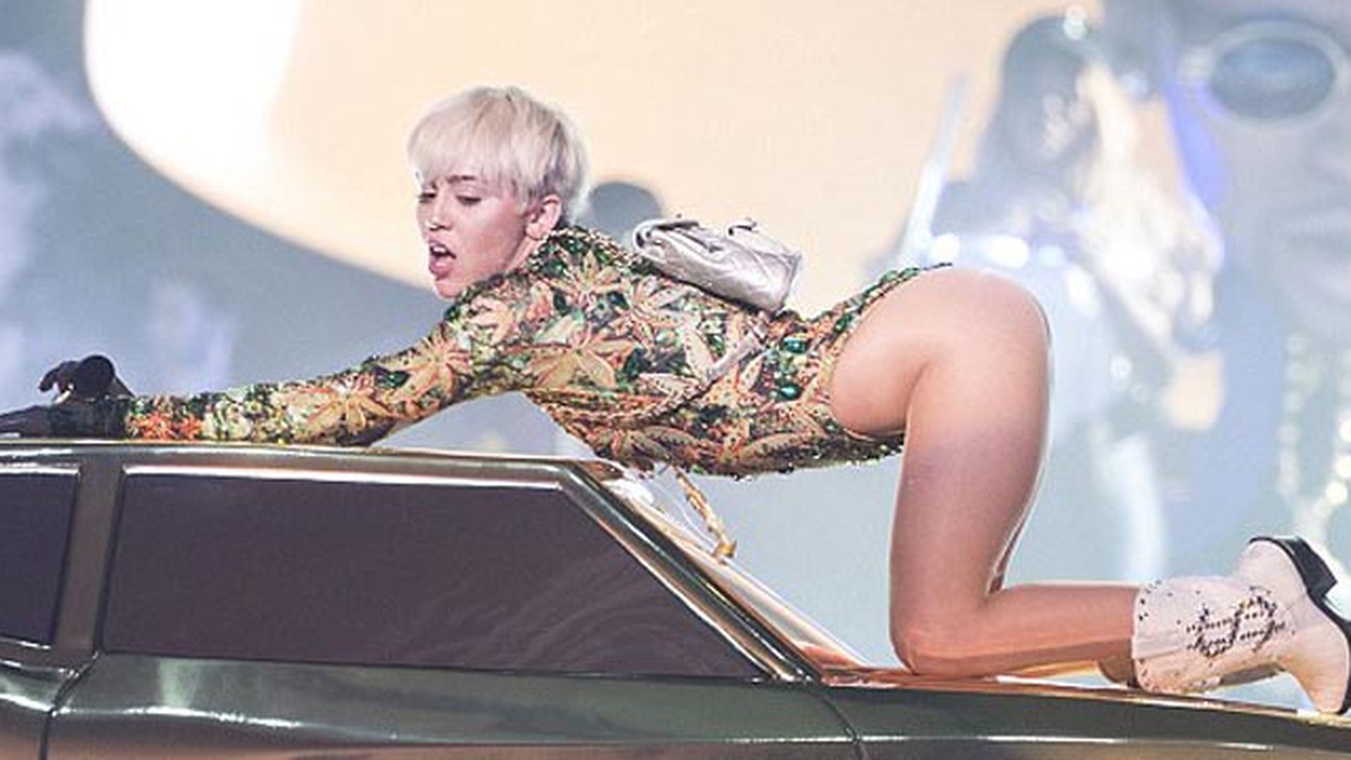 Miley Cyrus GOALA PUSCA pe coperta noului album! Cum s-a pozat cantareata