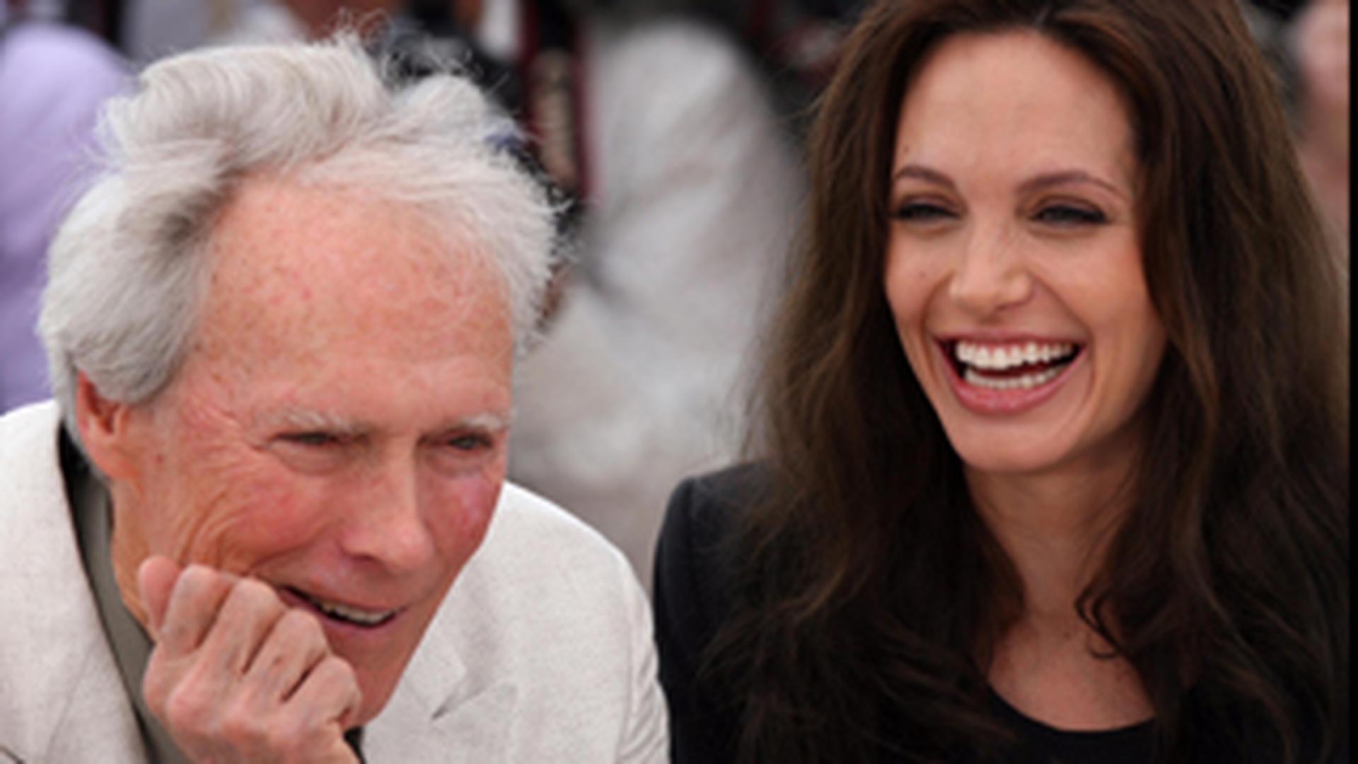 Clint Eastwood o trimite pe Angelina Jolie la culcare!