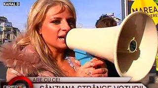 VIDEO Sanziana Buruiana a iesit in piata sa stranga semnaturi pentru a candidatura la Primaria Capitalei! Reactia bucurestenilor: "Se gandeste mai mult la sex decat la primarie"