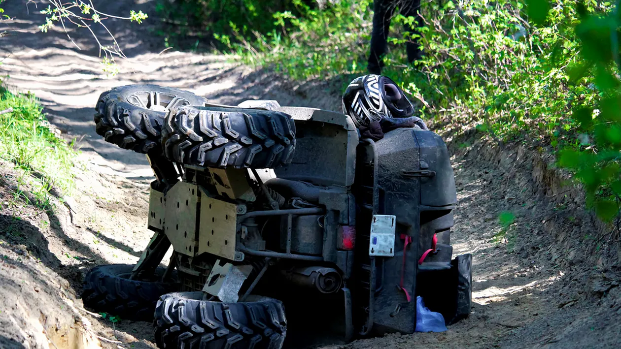 Un bărbat din Vaslui s-a răsturnat cu ATV-ul și se zbate între viață și moarte