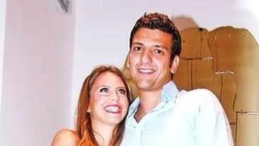 Camelia Sucu e ocupata cu pregatirile pentru nunta fiicei sale. Insarcinata sa trimita invitatiile