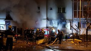 Panică în Capitală! Explozie puternică într-un restaurant! Pompierii s-au luptat ore în şir cu flăcările