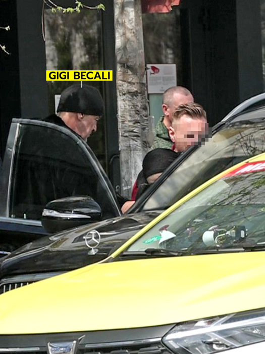 Gigi Becali, atent când mama lui este urcată în mașină (SURSA FOTO: CANCAN.RO)