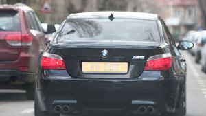 Cum şi-a înmatriculat un român din Anglia maşina! Bucureştenii l-au arătat cu degetul pe stradă!