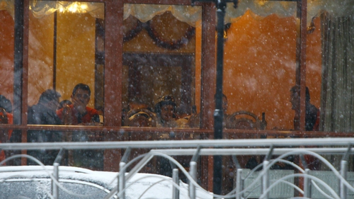 A dat in mintea copiilor! Cristina Rus si-a pus casca de schi, in restaurant, iar afara s-a protejat de frig cu un fes tricotat