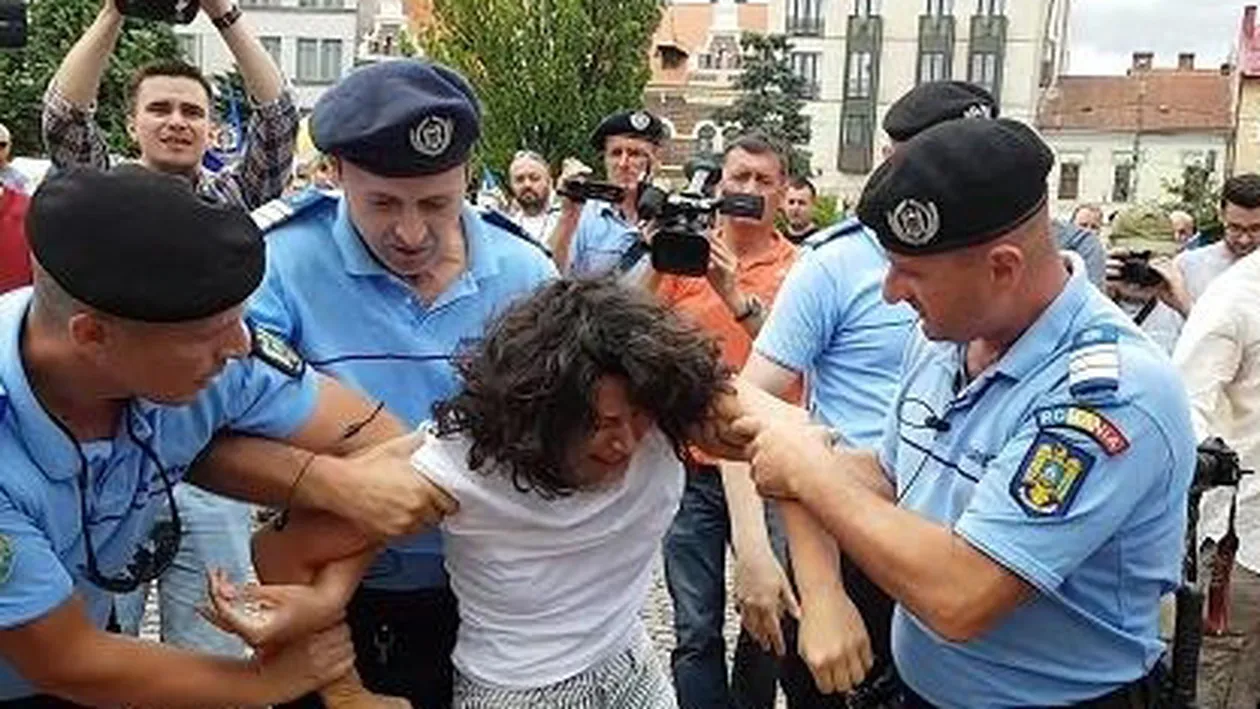 Actriţa Oana Mardare, luată pe sus! Explicaţia Jandarmeriei pentru imaginile care au revoltat mediul online