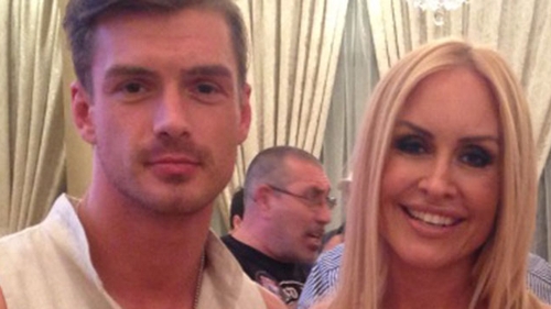 Vica a cucerit toti barbatii cu decolteul asta! Vladau nu s-a abtinut si s-a pozat cu ea