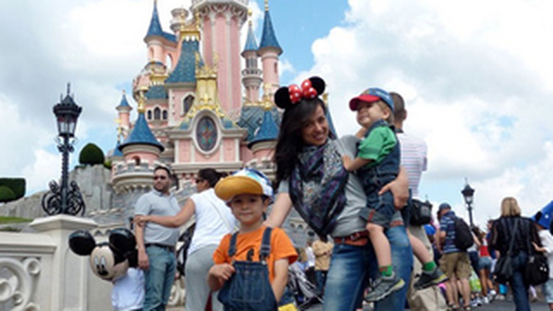 Andi Moisescu si-a dus familia in vacanta la Disneyland: "Au fost doua zile pline, traite numai in parcuri, de la 10 dimineata si pana seara, la 7"