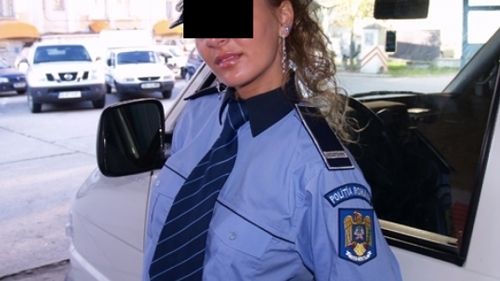 O poliţistă a bătut un şofer beat după ce acesta i-a spus că seamănă cu Elena Udrea!