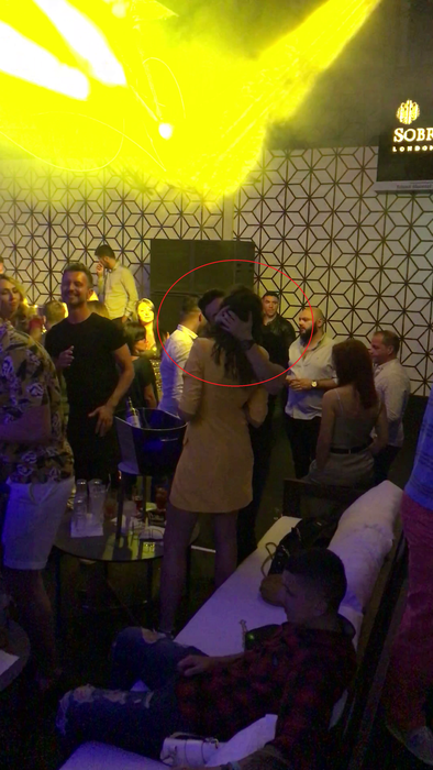 Andrei a  prins-o pe Amalia și a sărutat-o dintr-o răsuflare