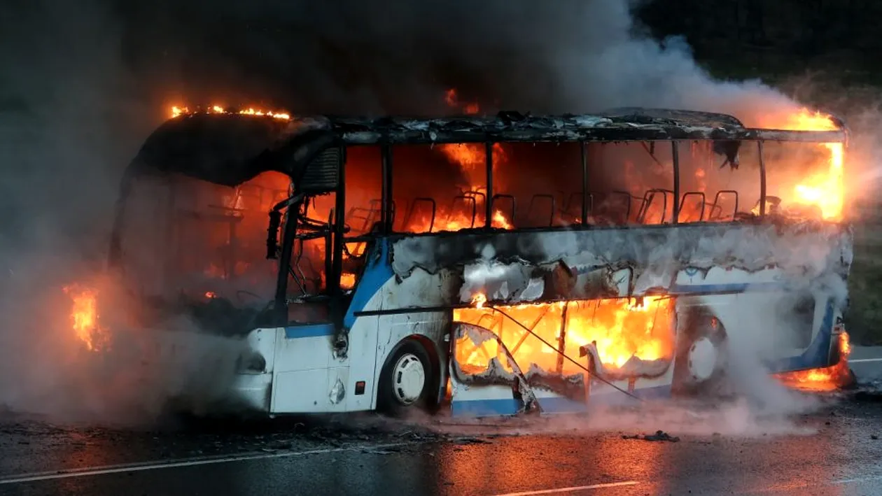 Un autocar cu 30 de persoane la bord a luat foc în județul Neamț