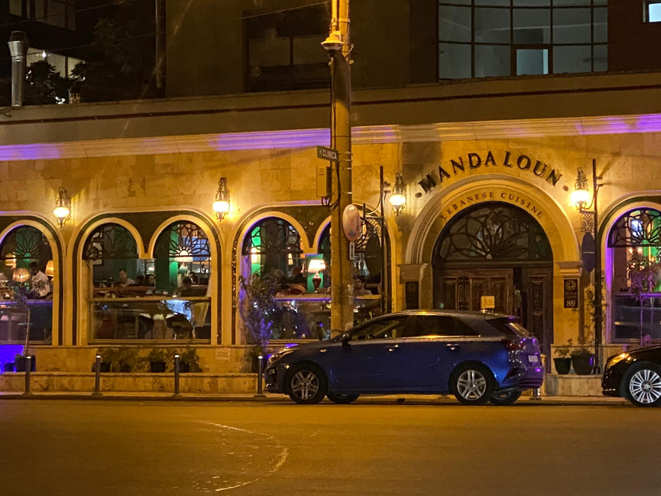 Oamenii stau liniștiți la masă în restaurantul Mandaloun din Capitală, deși ar trebui ca locația să fie închisă
