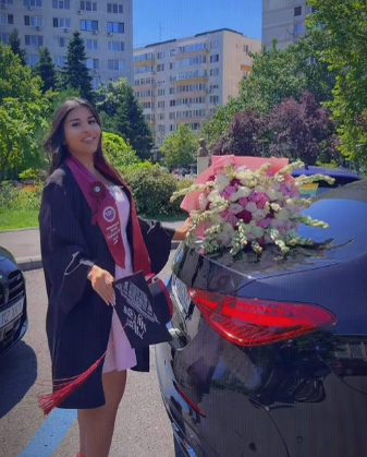 Bucurie mare în familia lui Sile Cămătaru! Fiica lui cea mică a terminat facultatea