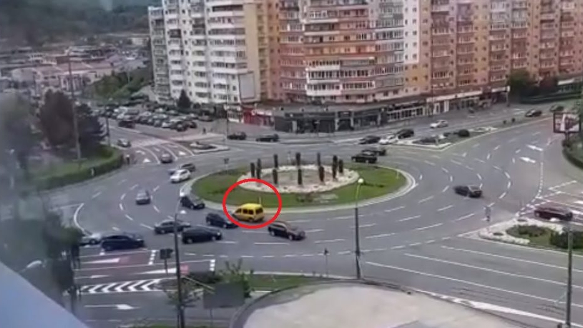 Filmare fabuloasă cu un “englez”, pe contrasens într-un sens giratoriu din Brașov. Ce s-a întâmplat după ce a ieșit din intersecție
