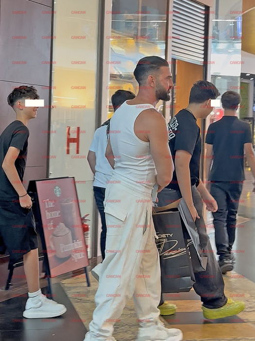 Dorian Popa s-a pozat cu fanii la mall