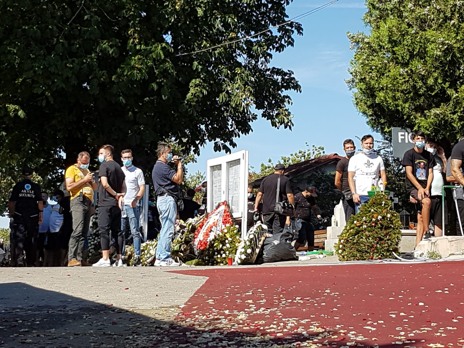 Fratele lui Emi Pian, dezvăluiri cutremurătoare lângă sicriu: ”Au vrut să mă omoare și pe mine acum trei ani!” Și-a arătat tăietura de pe gât VIDEO