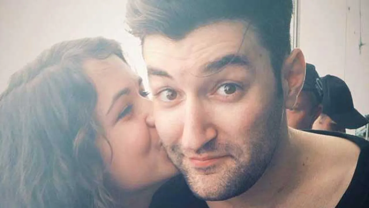 Smiley a facut anuntul in urma cu putin timp: Alex se insoara. Eu sunt cavaler de onoare