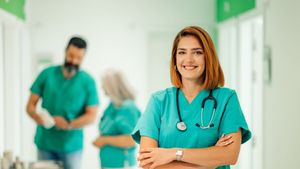 Calcul complet. Ce pensie primește o asistentă medicală care a contribuit 30 de ani