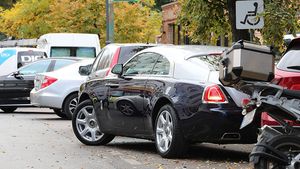 Imaginile care se vor viraliza instant! Cum a putut un cunoscut milionar să-şi parcheze Rolls-ul de 300.000 € în buricul Capitalei