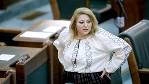 Scandal în plenul Parlamentului. I-au oprit microfonul Dianei Șoșoacă, în timp ce vorbea despre educația sexuală