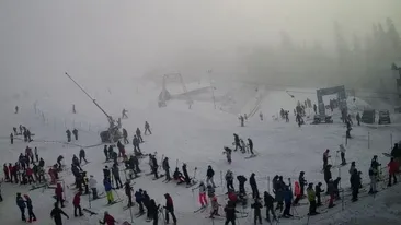 Turiștii au luat cu asalt pârtia de schi Platoul Soarelui de la Straja. Au fost impuse reguli speciale din cauza pandemiei