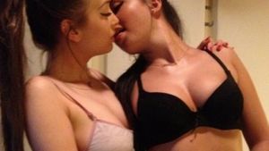 Au facut ce stiu ele mai bine: s-au dezbracat si s-au fotografiat! Cum si-au inceput fetele de la Roller Sis saptamana