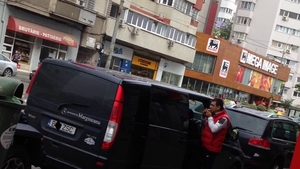 Mananca pe fuga, se joaca cu copilul pe fuga si-apoi il si cearta in fuga! Cum se poarta Mihai Margineanu cu baietelul lui!