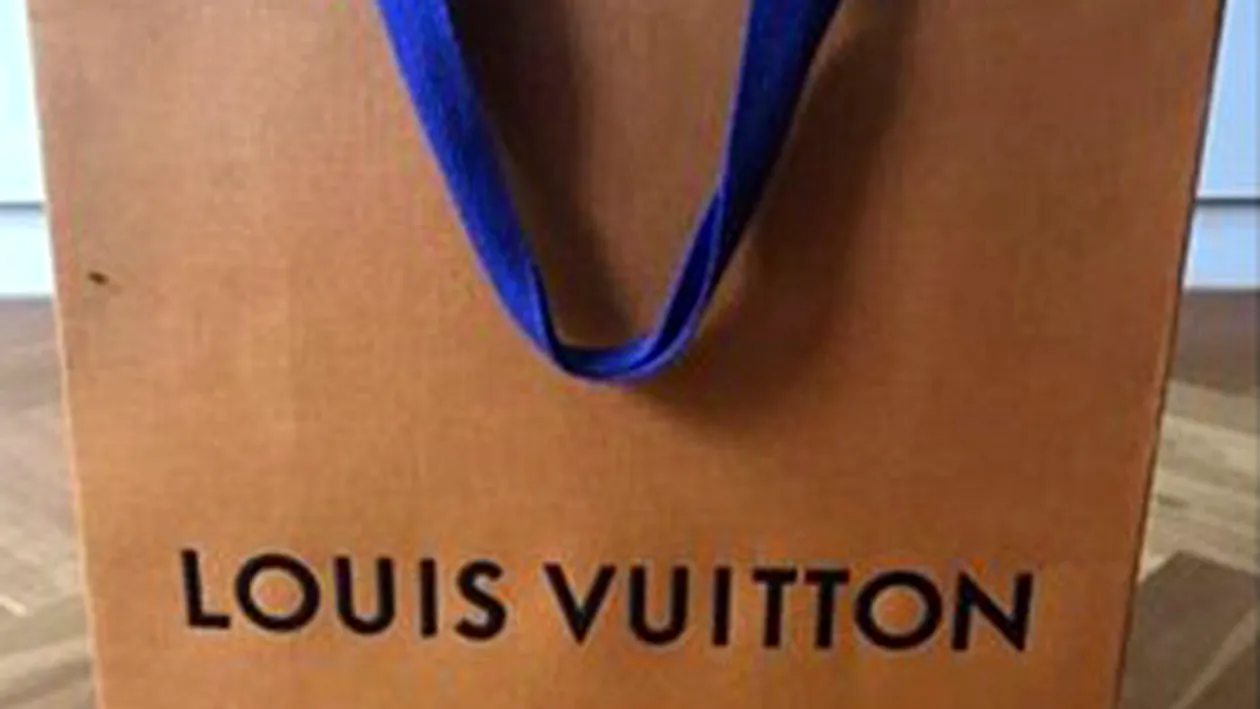Pungă de hârtie marca Louis Vuitton, scoasă la vânzare prin licitaţie pe internet! Nu o să-ţi vină să crezi cât cere pe ea: ”E numai bună de cărat cartofi organici!”