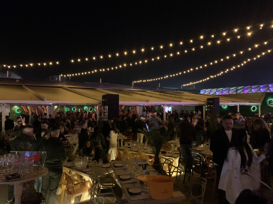 Puhoiul de petrecăreți a dat năvală la Breeze pentru "after-party" (Foto: CANCAN.RO)