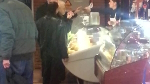 La piata cu Paula Iacob, de ziua ei! A primit o lalea galbena si a gustat patru feluri de branza!