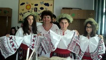O învăţătoare din Ialomiţa predă de peste 20 de ani arta ţesutului tradiţional românesc. Le pregăteşte pe fetele ei luni de zile pentru Olimpiadă