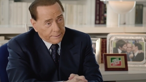 Româncele lui Silvio Berlusconi. De la „mărturie minicinoasă” la proces, la cadouri și acuzații de prostituție
