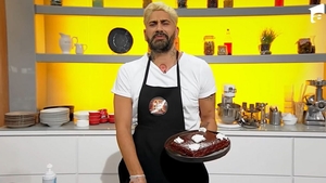 Connect-R a făcut senzație la Chefi la Cuțite cu un desert creat de la zero de el: “Se numește tortul săracului, aveam vreo 11 ani când l-am inventat”. Cum au reacționat jurații după ce au gustat | VIDEO