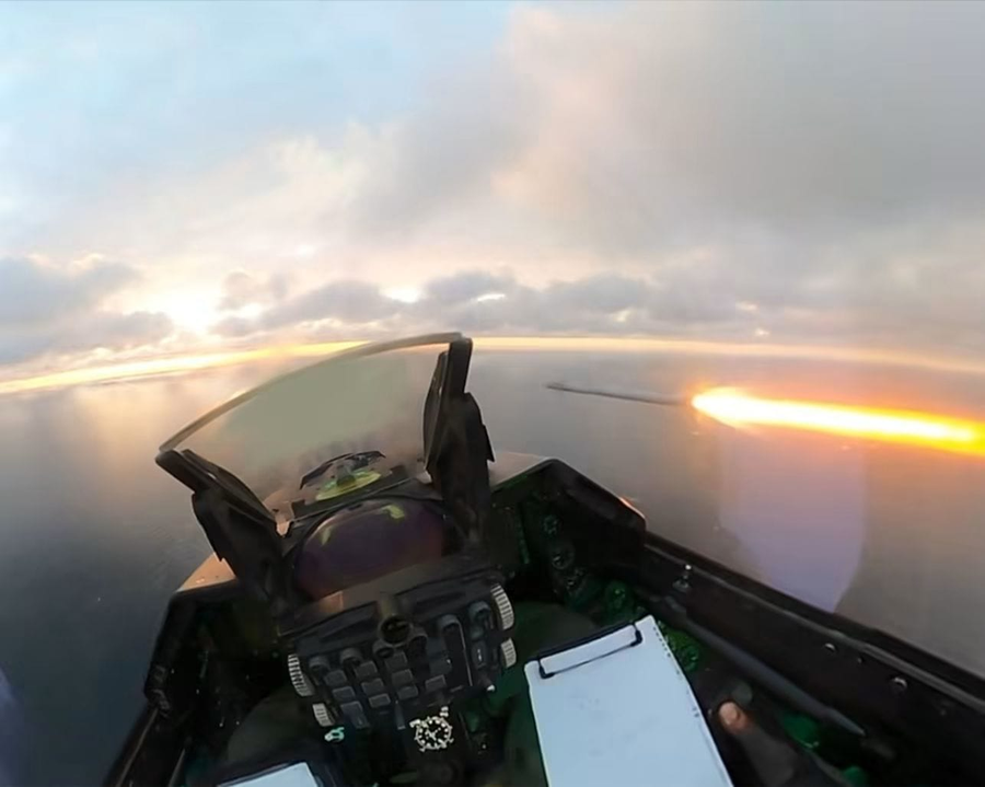 Avion F-16 și drona doborâtă/ sursa foto: MApN