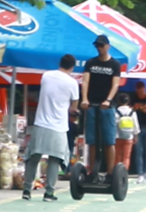 Rivaldinho încetineşte şi se pregăteşte să coboare de pe segway