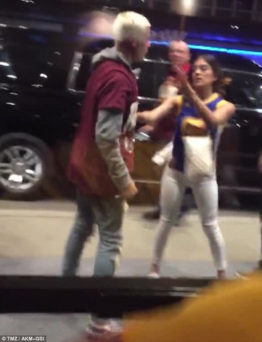 JUSTIN BIEBER şi-a încasat o bătaie serioasă! VIDEO ce i s-a întâmplat cântăreţului în plină stradă