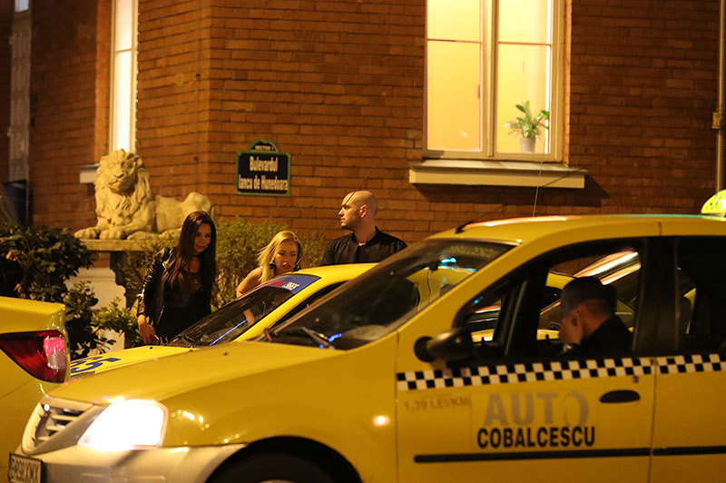 Blonda tratează cu taximetristul care ar urma să o ducă acasă pe prietena sa