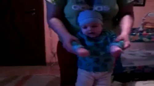 VIDEO MONUMENTAL! O bunica isi invata copilul de 5 luni sa danseze pe maneaua Ai si eu te pego a lui Dan Bursuc