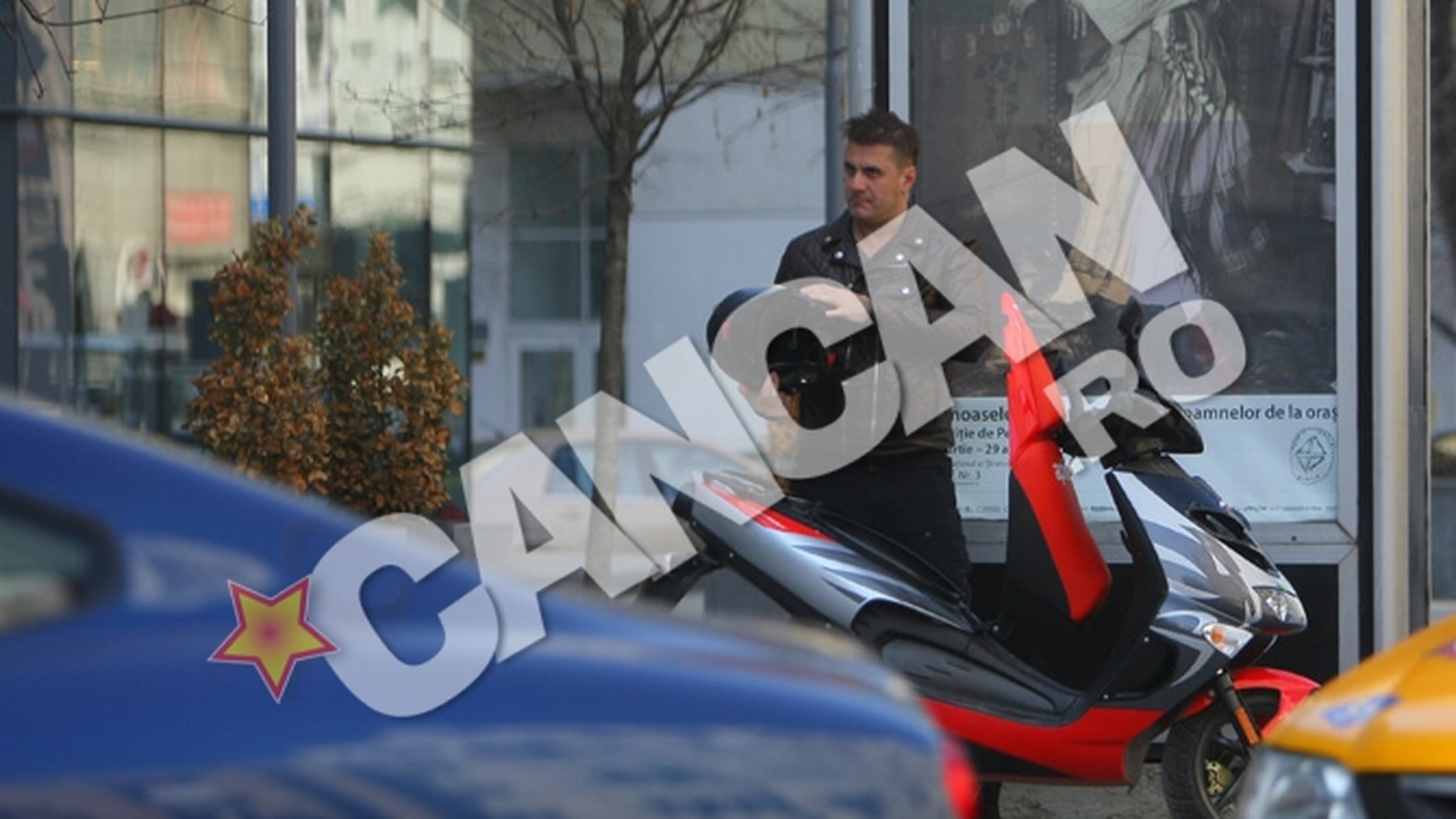 A renuntat la motoarele periculoase! Marian Ionescu se da cu scuterul prin Capitala, dar a pastrat look-ul de biker "rau"!