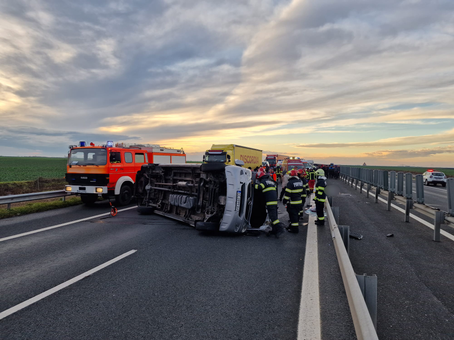 Trafic blocat pe A1, sens spre Nădlac. Un microbuz cu 9 persoane s-a răsturnat