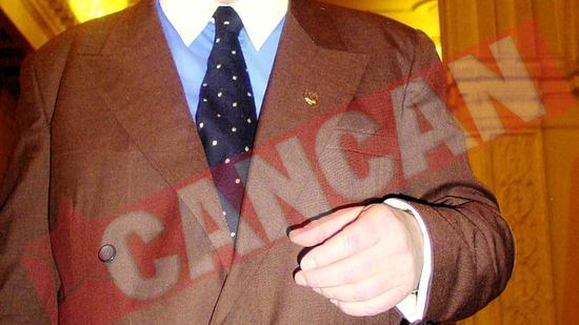 Vadim se admira "pe sticla"