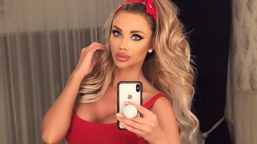 Bianca Drăgușanu a plecat azi din țară, la Asia Express! Alături de cine a fost fotografiată în aeroportul Otopeni
