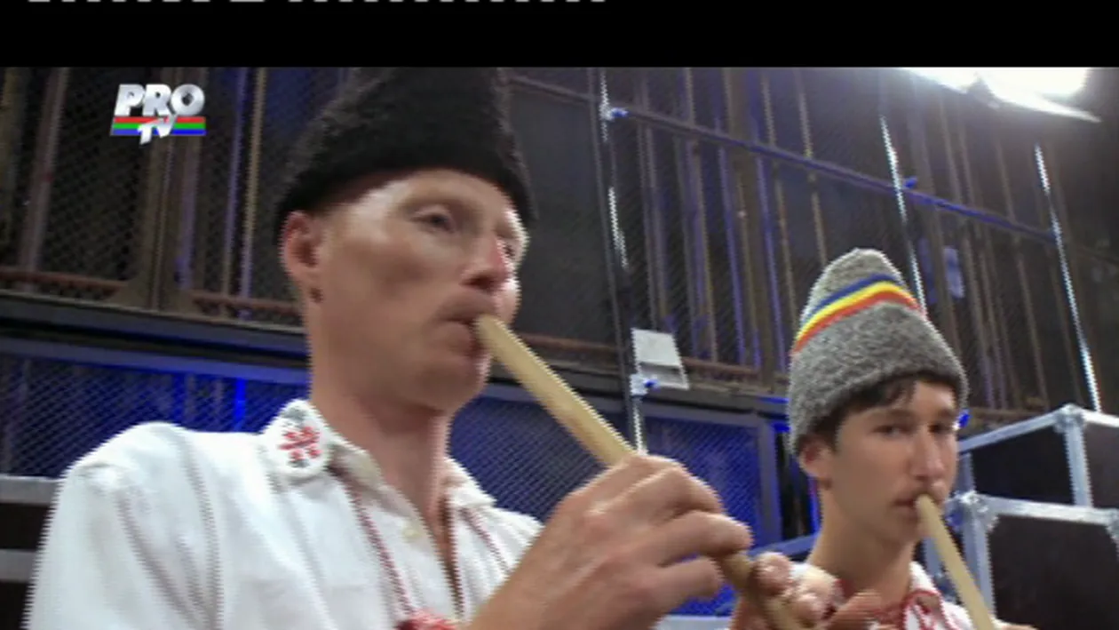 Tare aş mai sufla, daca-aş folosi gura Populăroşii aştia au confundat găurile şi au cântat cu fluierul în...