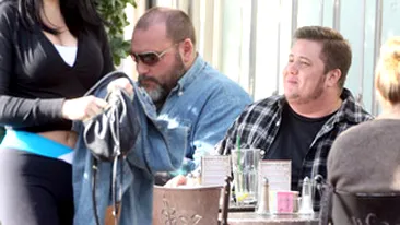 Chaz Bono, in actiune. Vezi cum incearca fiul transexual al lui Cher sa agate femei